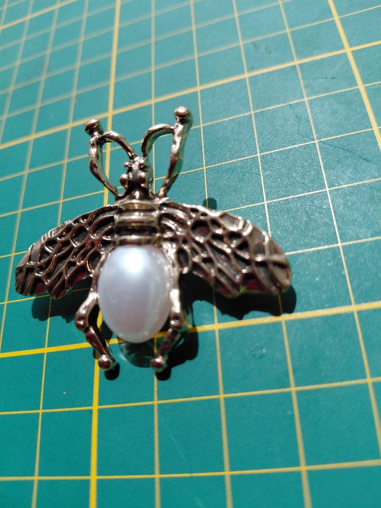 Vintage look broche bij met parel zie foto's, Overige materialen, 4 tot 7 cm, Verzenden, Nieuw