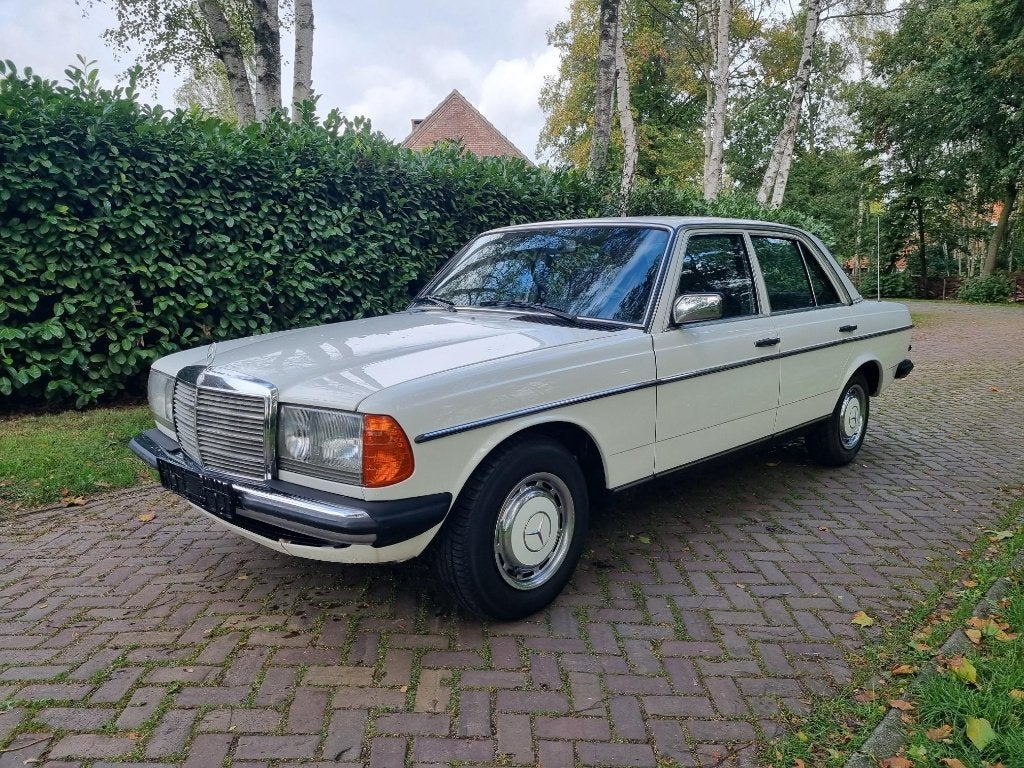 Mercedes 240D W123 Schuifdak Stuurbekr Belastingvrij 1982, Auto's, Achterwielaandrijving, Zwart, Wit, Mercedes-Benz
