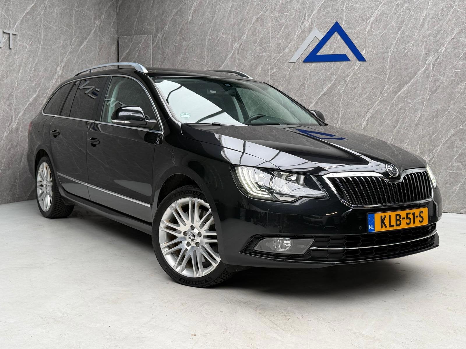Skoda Superb Combi 3.6 FSI Elegance 4x4 260 PK / APK / Facel, Auto's, Skoda, Automaat, Euro 5, Zwart, 2000 kg