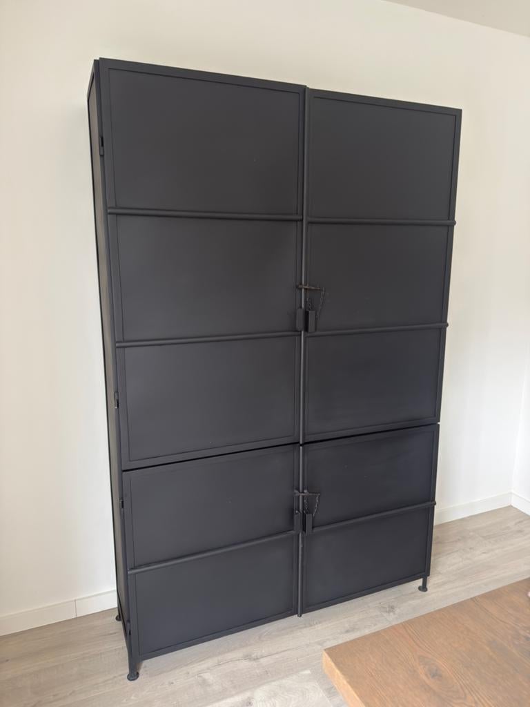 Zwarte metalen kast, Huis en Inrichting, Kasten | Buffetkasten, Ophalen, 100 tot 150 cm, 200 cm of meer, Zo goed als nieuw