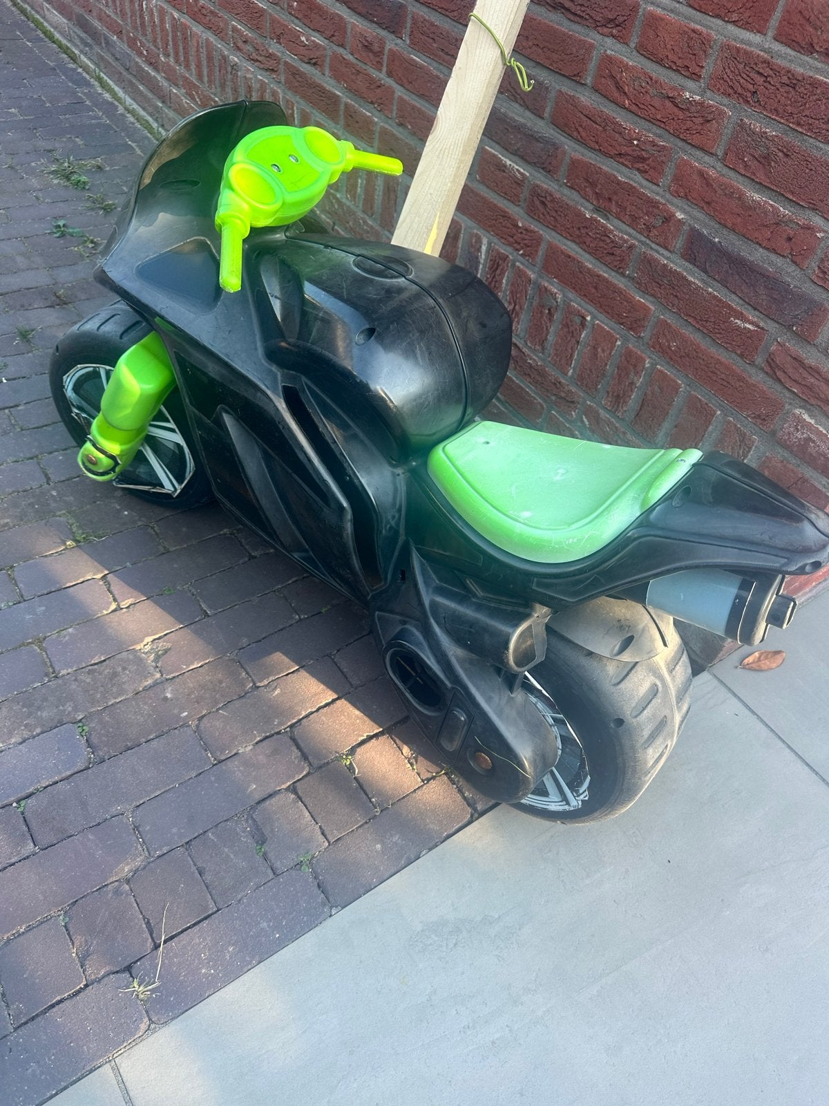 Stoere zwarte loopmotor met neon groene accenten, Ophalen, Gebruikt