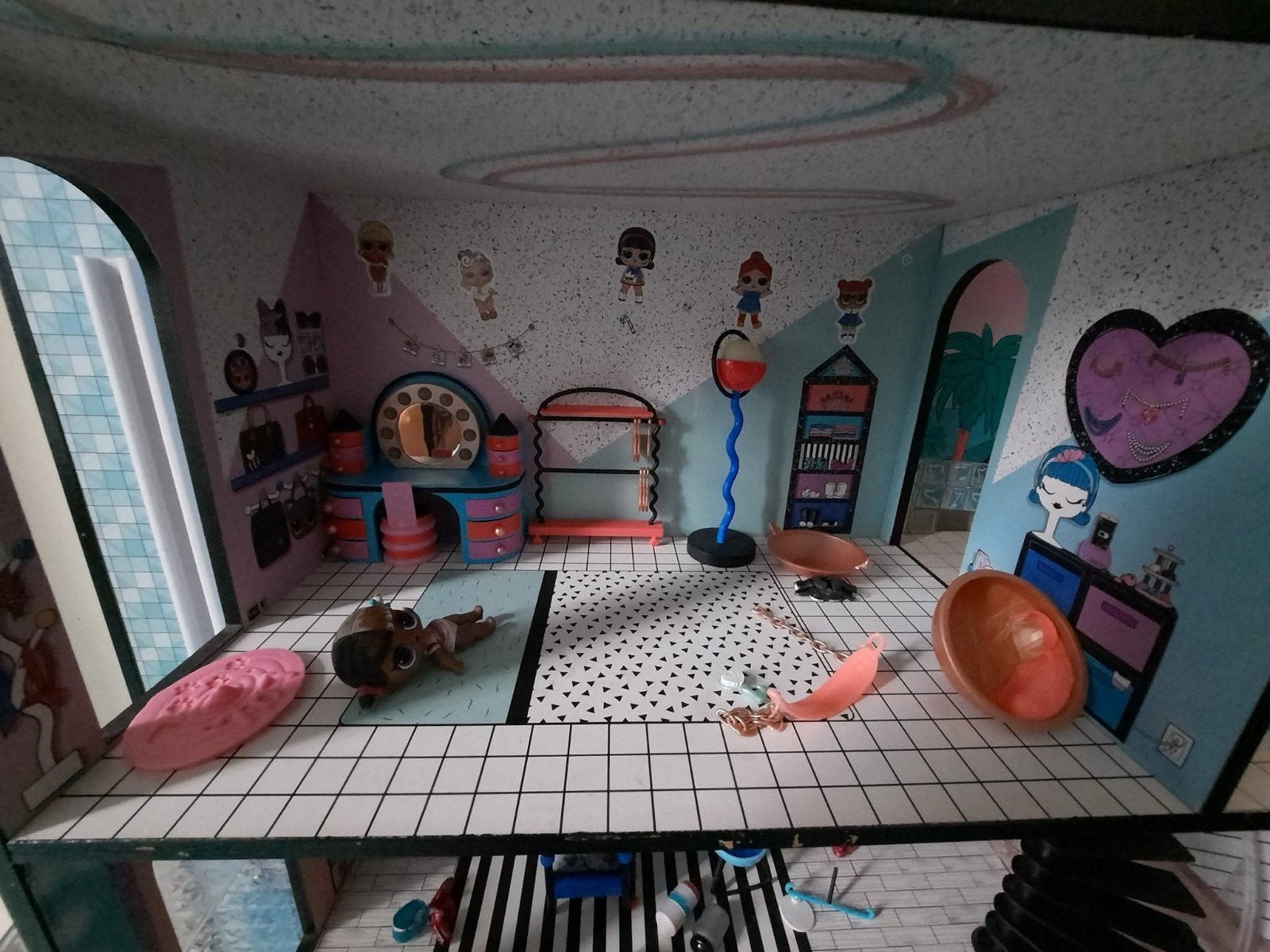 Groot LOL poppenhuis met poppen, meubels,zwembad en balkon, Verzamelen, Ophalen of Verzenden, Gebruikt, Poppenhuis