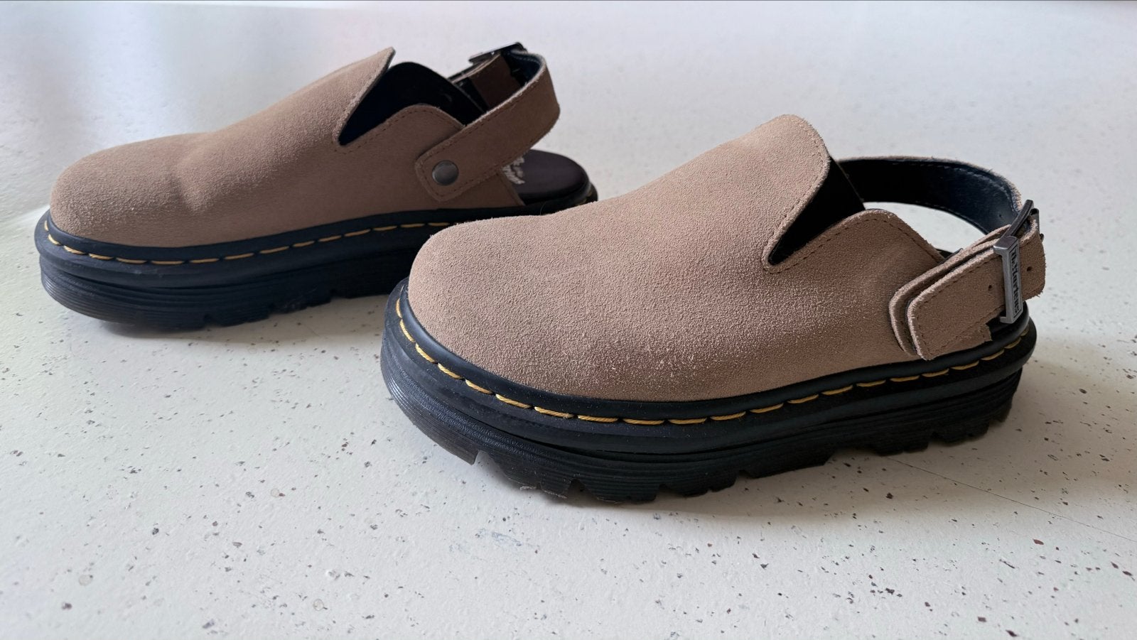 Dr. Martens Zebzag, Kleding | Dames, Ophalen of Verzenden, Zo goed als nieuw, Beige, Sandalen of Muiltjes