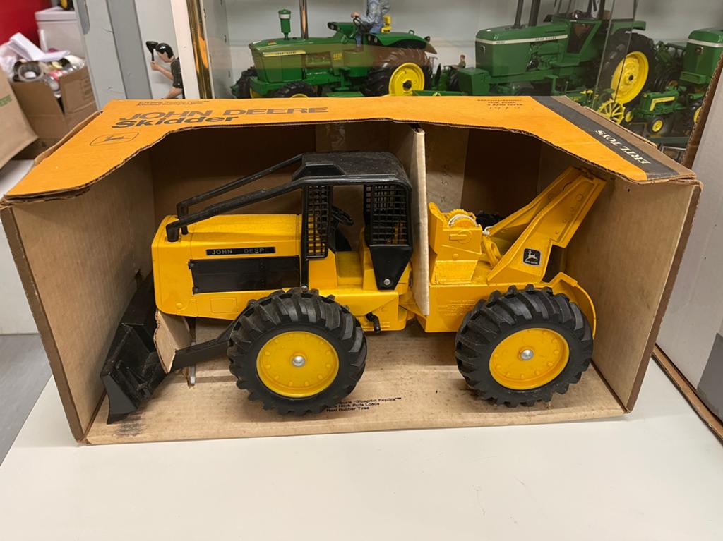 John Deere Skidder Ertl Toys Model - Zo goed als nieuw, Overige merken, Ophalen of Verzenden, Zo goed als nieuw, Groter dan 1:32