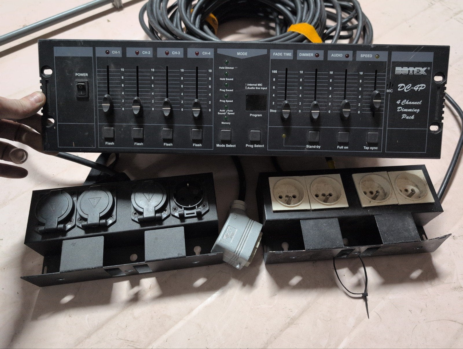 Botex SC-4P Dimmerpack met Showtec SP-405 Power Split, Muziek en Instrumenten, Licht en Laser, Ophalen of Verzenden, Gebruikt