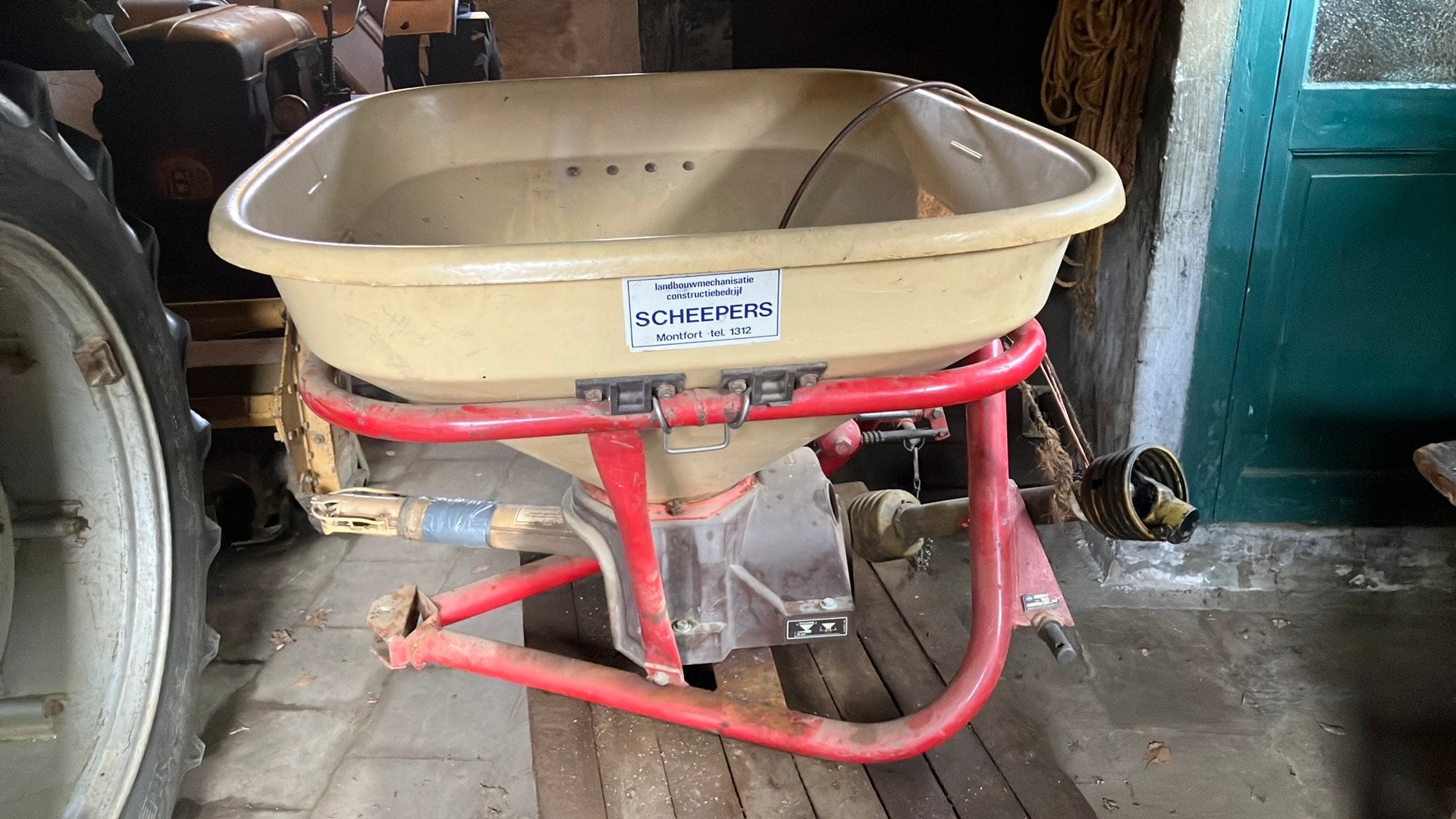 Kunstmeststrooier voor achter tractor., Ophalen, Gebruikt
