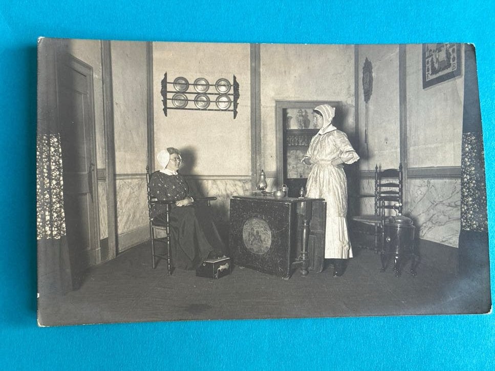 Oude foto van interieur met personen - J.H. Rungers Deventer, Ophalen of Verzenden