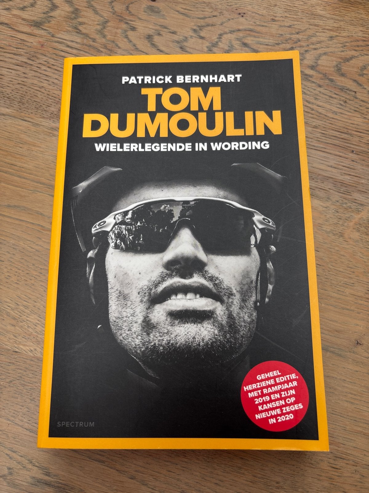 Tom Dumoulin: Wielerlegende in wording - Patrick Bernhart, Ophalen of Verzenden, Zo goed als nieuw, Lopen en Fietsen