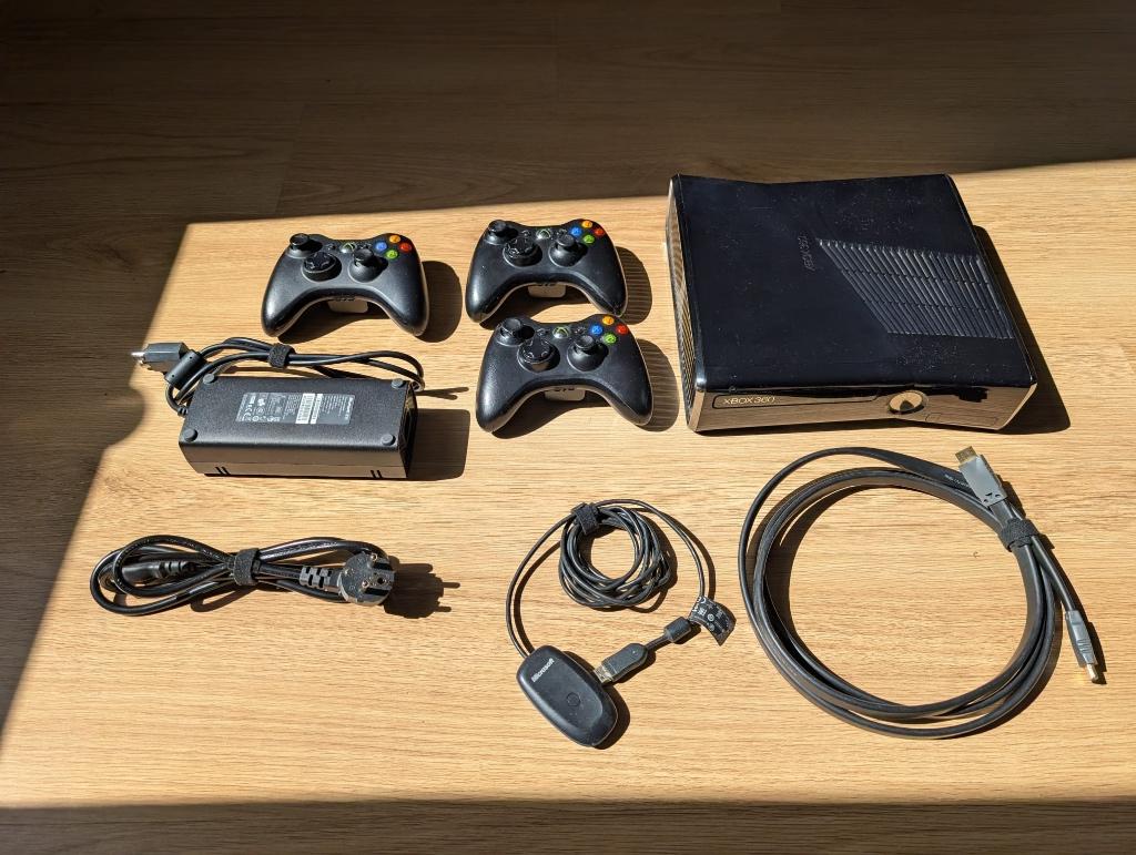 Xbox 360 Slim 250GB – Complete set, Ophalen, Met 3 controllers of meer, 250 GB, Gebruikt