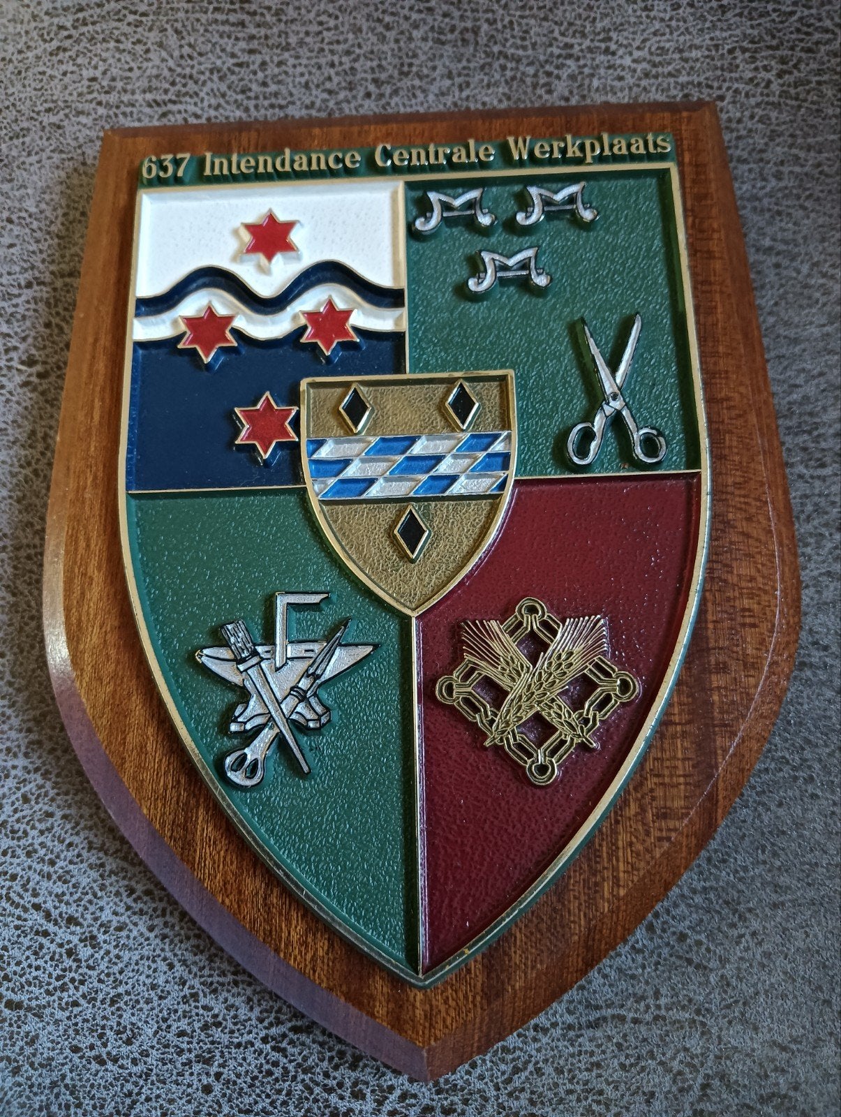 Militair houten schildje 637 Intendance Centrale Werkplaats, Verzamelen, Ophalen of Verzenden, Nederland, Embleem of Badge