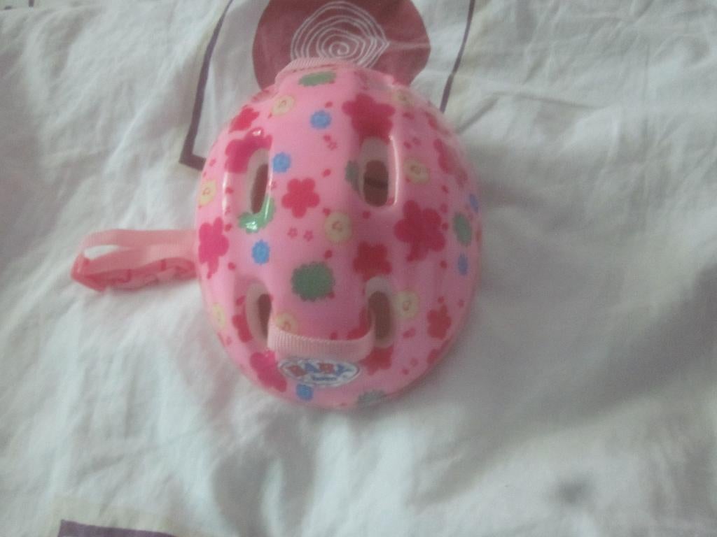 Mooie roze/wit/ea fietshelm Baby Born pop izgs, Kinderen en Baby's, Speelgoed | Poppen, Ophalen, Gebruikt, Overige typen