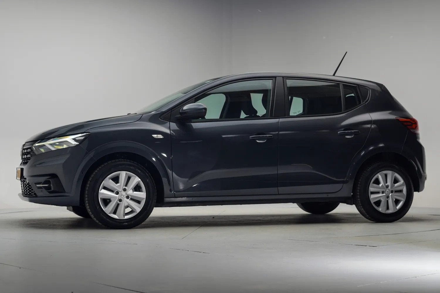 Dacia Sandero 1.0 TCe 90pk Comfort [ Navi Apple/Android Came, Auto's, Voorwielaandrijving, Dealer onderhouden, Lichtsensor, Origineel Nederlands