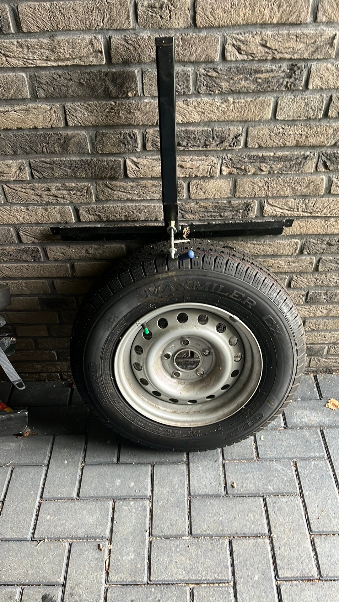 Reserveband van hobby caravan incl beugel voor de disselbak, Ophalen, Zo goed als nieuw