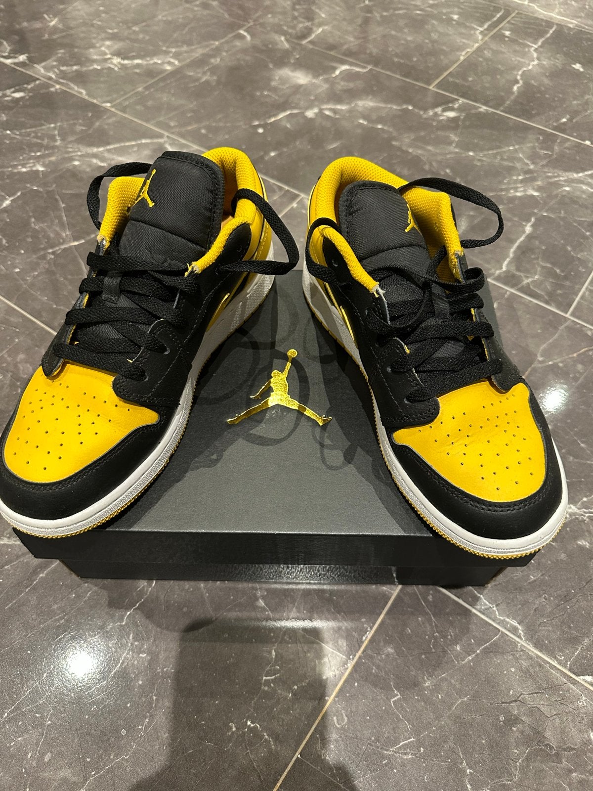 Nieuwe Nike Jordan 1 Low (GS) - Zwart/Geel, Ophalen of Verzenden, Nieuw, Zwart, Sneakers of Gympen