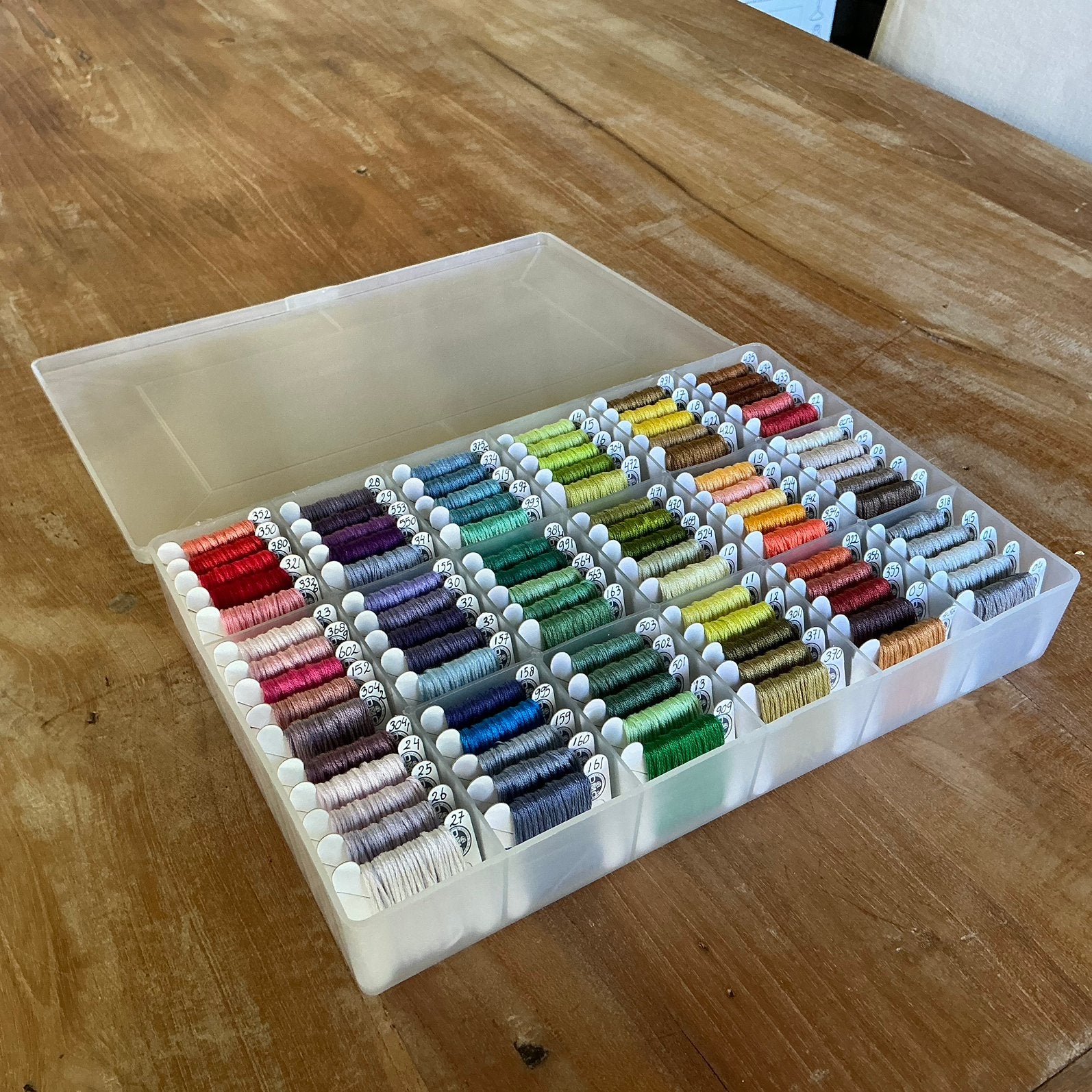 Opbergdoos met 90 verschillende kleuren DMC borduurgaren🧵, Hobby en Vrije tijd, Ophalen of Verzenden, Zo goed als nieuw, Handborduren