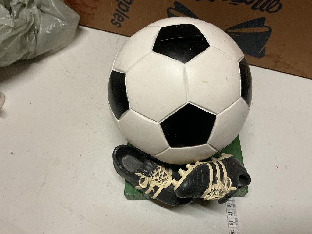 Spaarpot in vorm van voetbal met schoenen, Ophalen, Zo goed als nieuw, Buitenlandse clubs, Overige typen