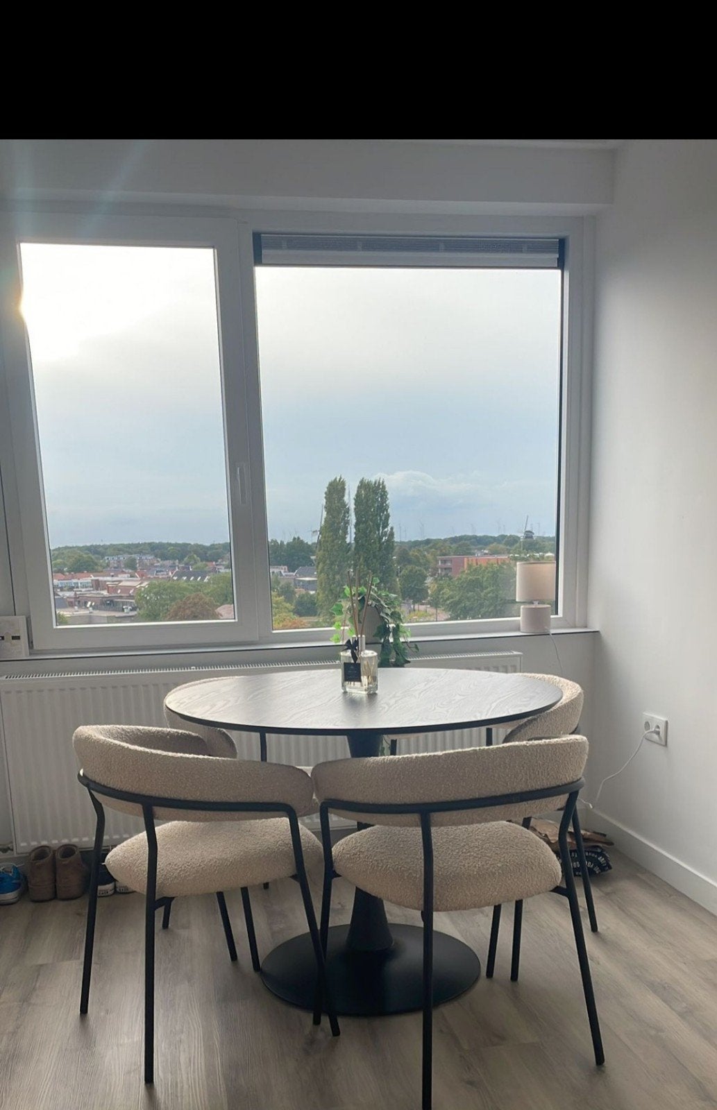 Moderne ronde eettafel met 4 stoelen, Huis en Inrichting, Ophalen, 50 tot 100 cm, Modern, Scandinavisch, Overige materialen