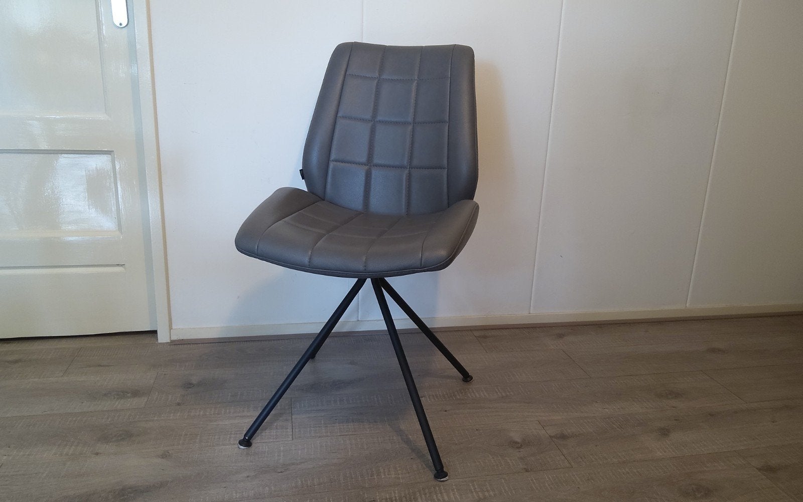 4 antraciet kunstleren eetkamerstoelen, Ophalen, Gebruikt, Grijs, Vier