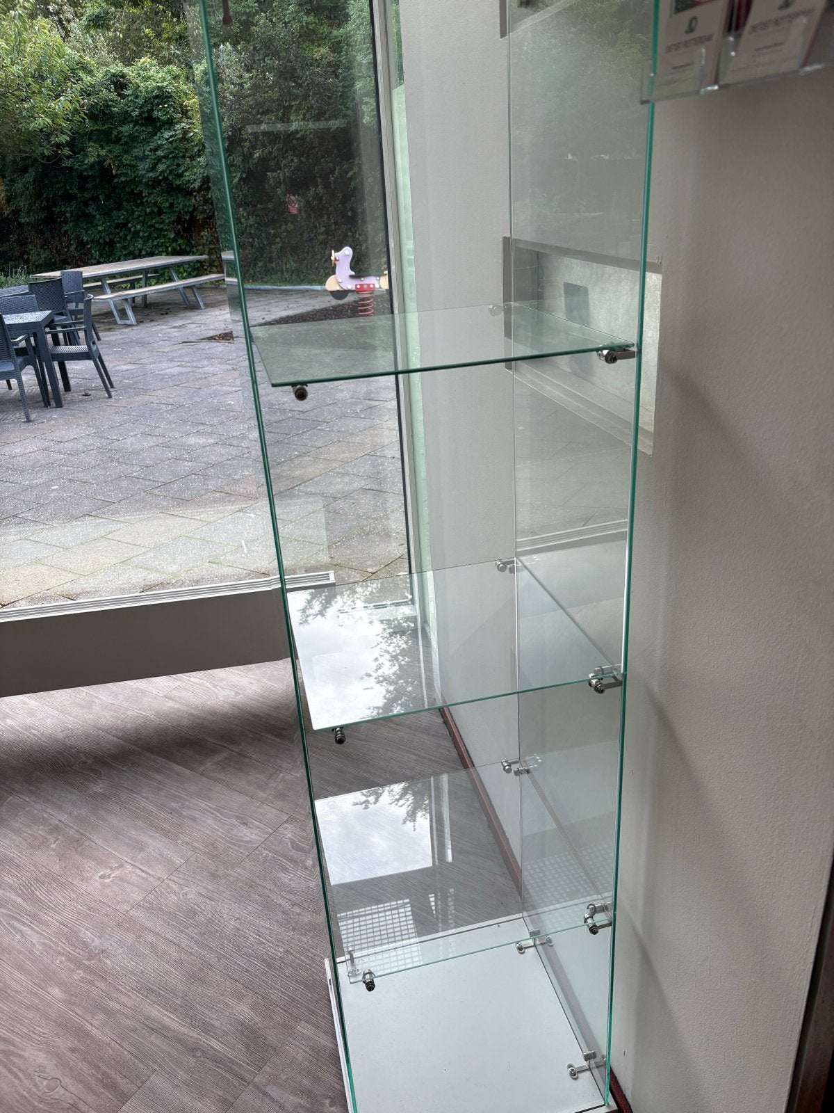 Glazen vitrinekast met 3 planken