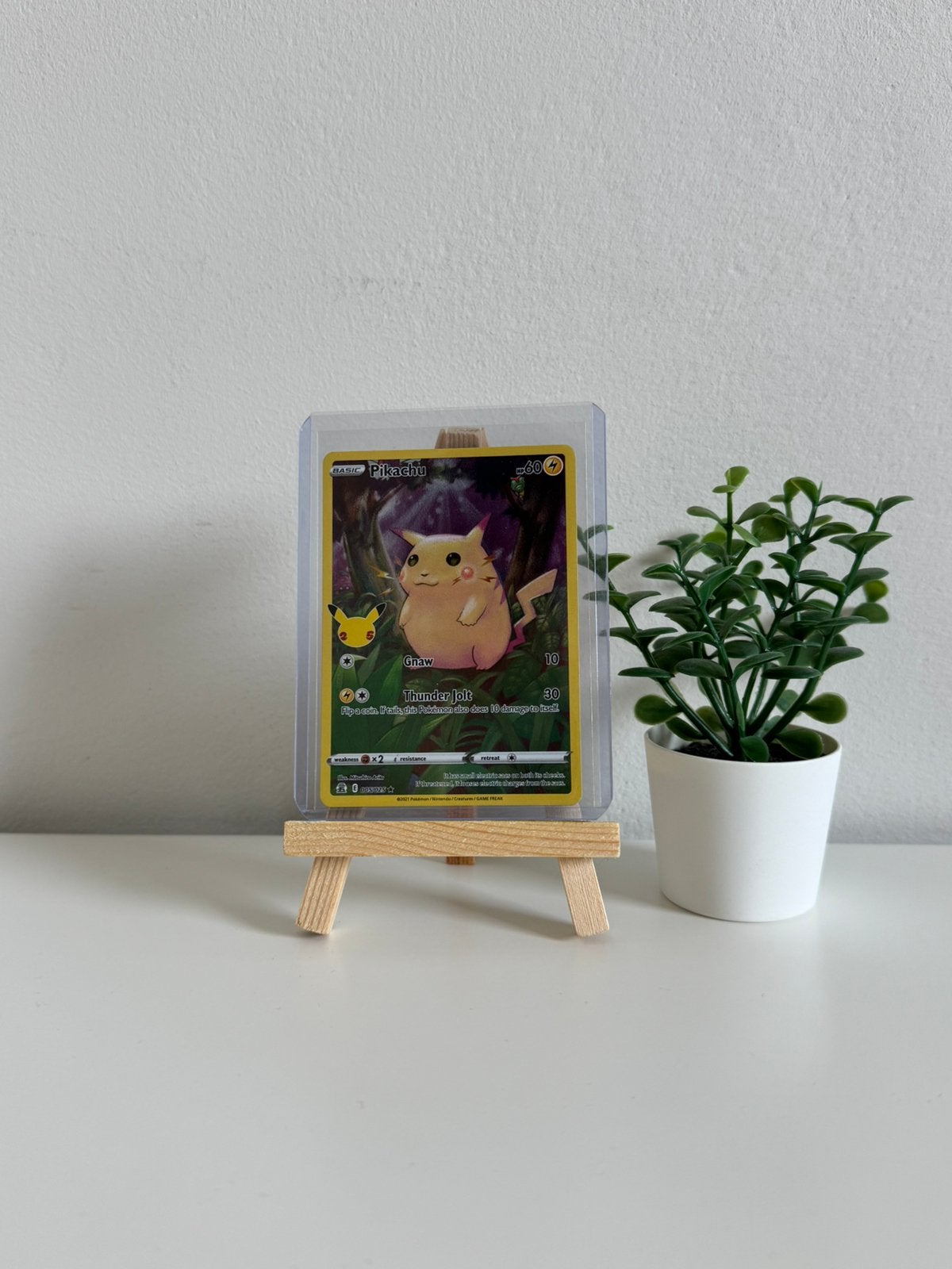 Pikachu 25th Anniversary Pokémon kaart, Ophalen of Verzenden, Zo goed als nieuw, Poppenhuis