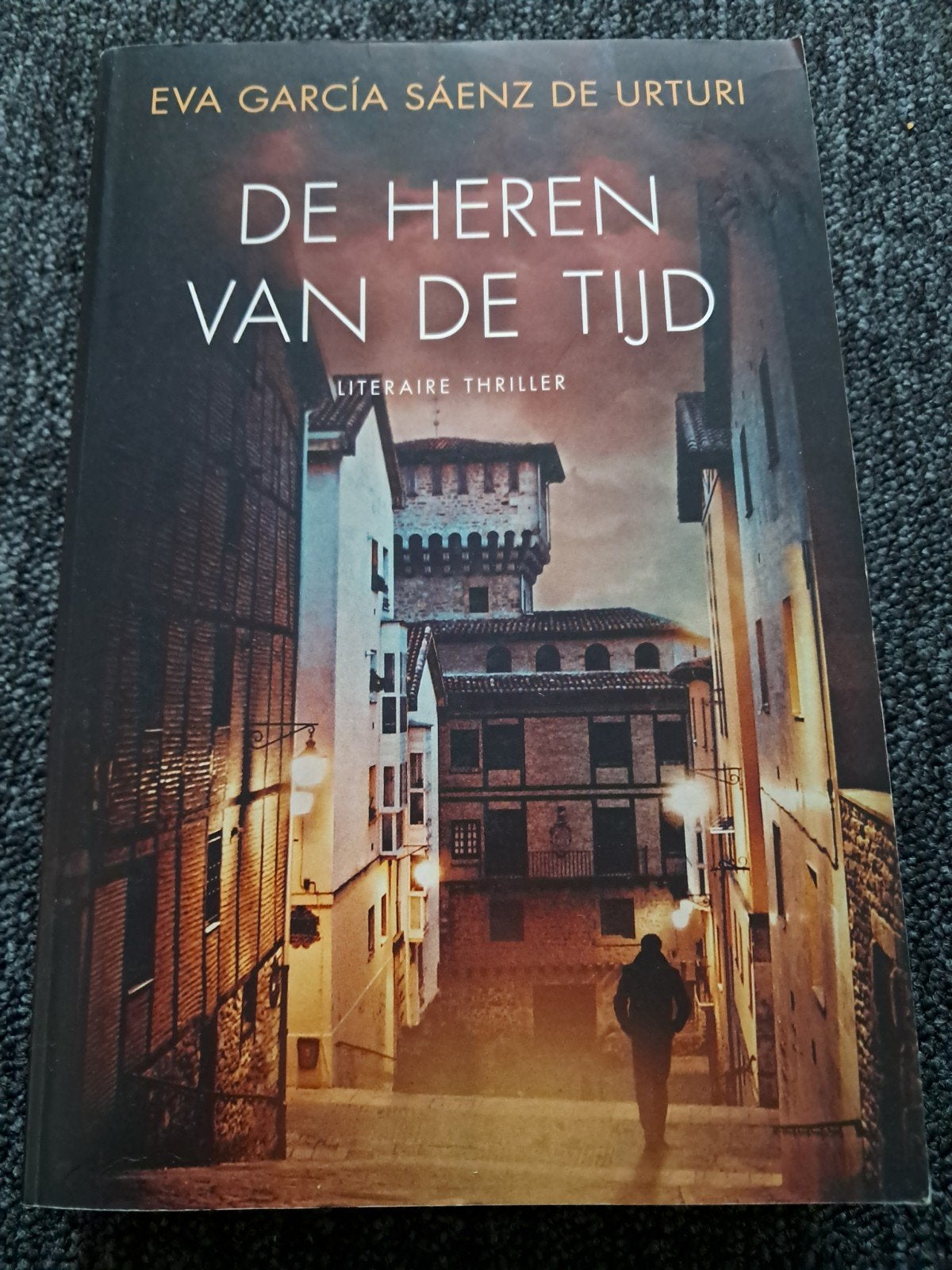 Eva García Sáenz de Urturi - De heren van de tijd, Boeken, Europa overig, Ophalen of Verzenden, Zo goed als nieuw, Eva García Sáenz de Urturi