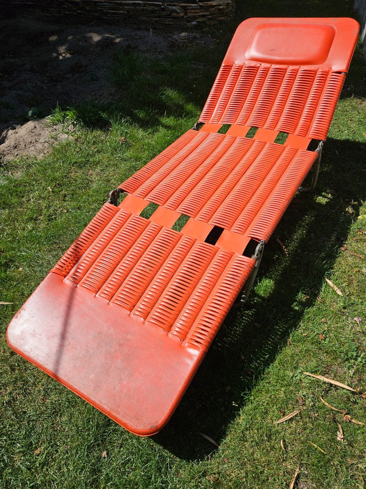 Vintage oranje ligstoel, inklapbaar, Tuin en Terras, Ligbedden, Ophalen, Gebruikt, Kunststof, Verstelbaar