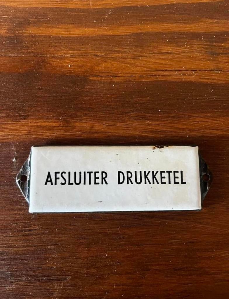 Origineel emaille bordje 'AFSLUITER DRUKKETEL' 10x4 cm, Antiek en Kunst, Ophalen of Verzenden