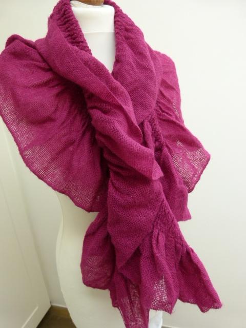 Sjaal fuchsia met froezels, Ophalen of Verzenden, Zo goed als nieuw, Maat 38/40 (M), Sjaal