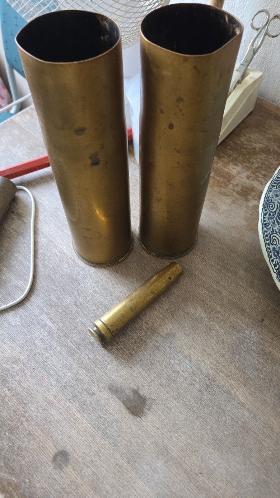 Twee 75 mm messing hulzen en een kleinere huls, Ophalen