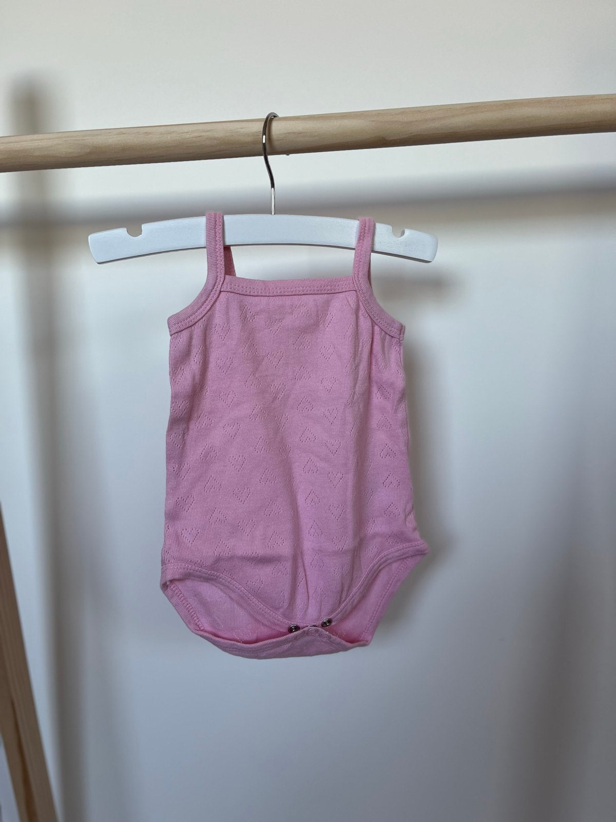 Roze romper met hartjespatroon - Maat 50/56, Kinderen en Baby's, Ophalen of Verzenden, Zo goed als nieuw, Meisje, Nacht- of Onderkleding