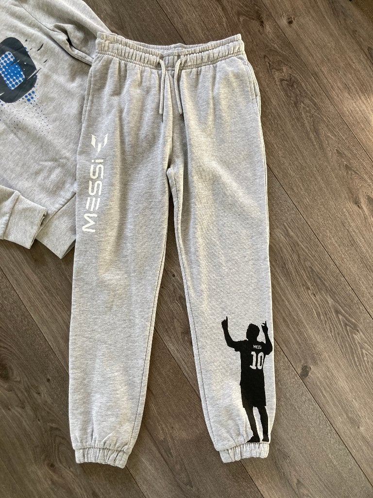 MESSI joggingbroek grijs nieuw mt 134-140, Broek, Nieuw, Ophalen of Verzenden, Vingino