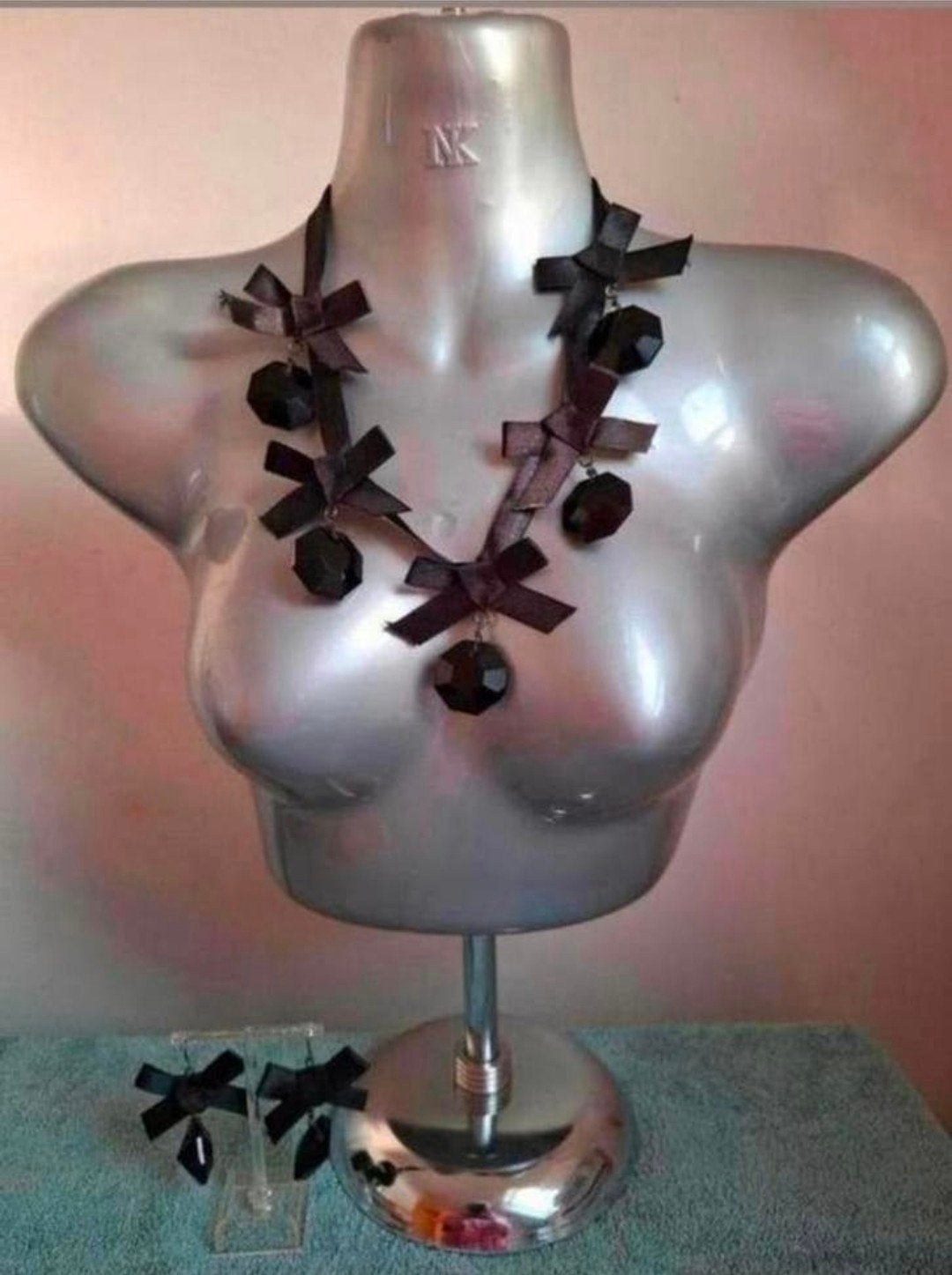 Manouk - set - ketting + oorbellen met facetstenen. 3=2 acti, Verstelbaar, Verzenden, Zwart, Nieuw