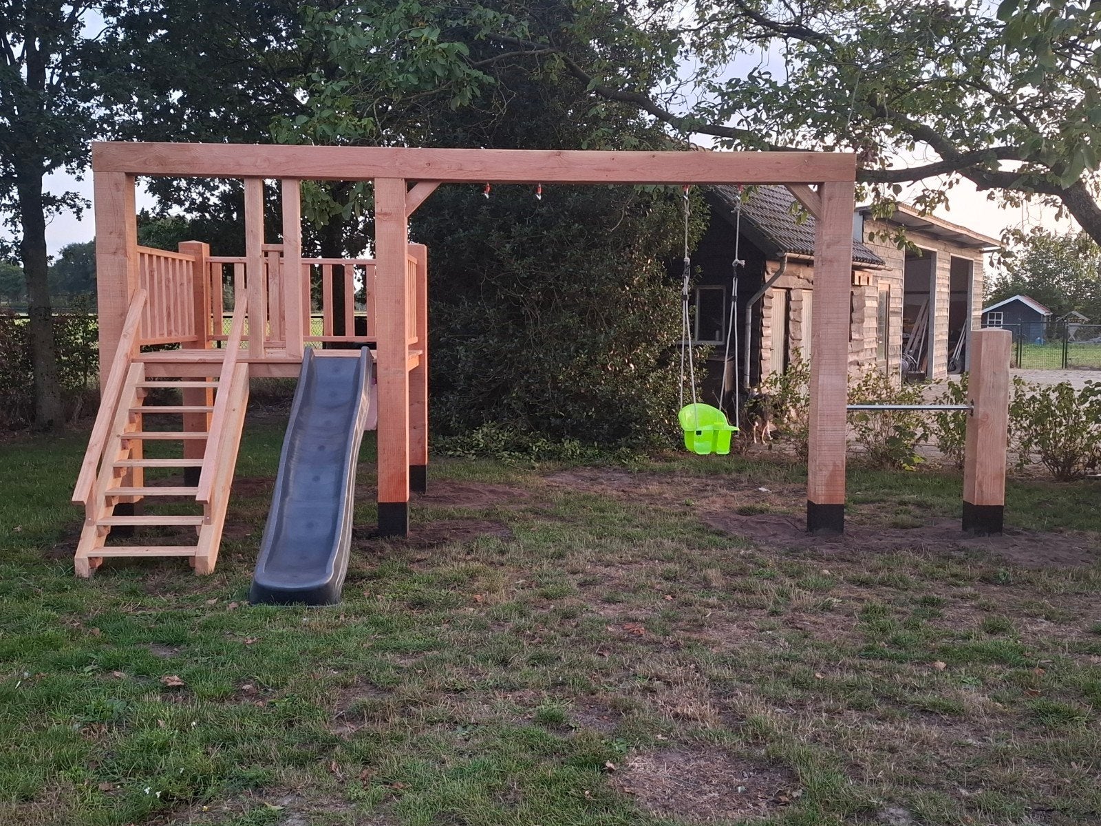 Speeltoestel met plateau, schommel en rekstok, Ophalen, Nieuw, Schommel
