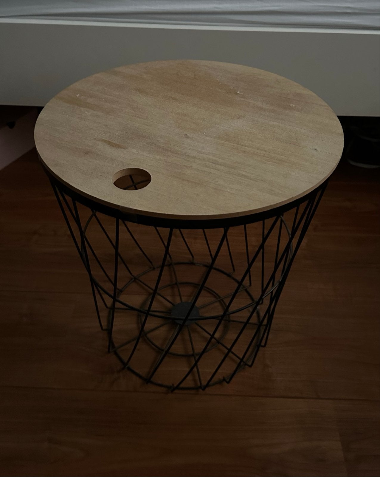Ronde bijzettafel met houten blad en metalen onderstel, Huis en Inrichting, Tafels | Bijzettafels, Ophalen, Minder dan 45 cm, Minder dan 55 cm