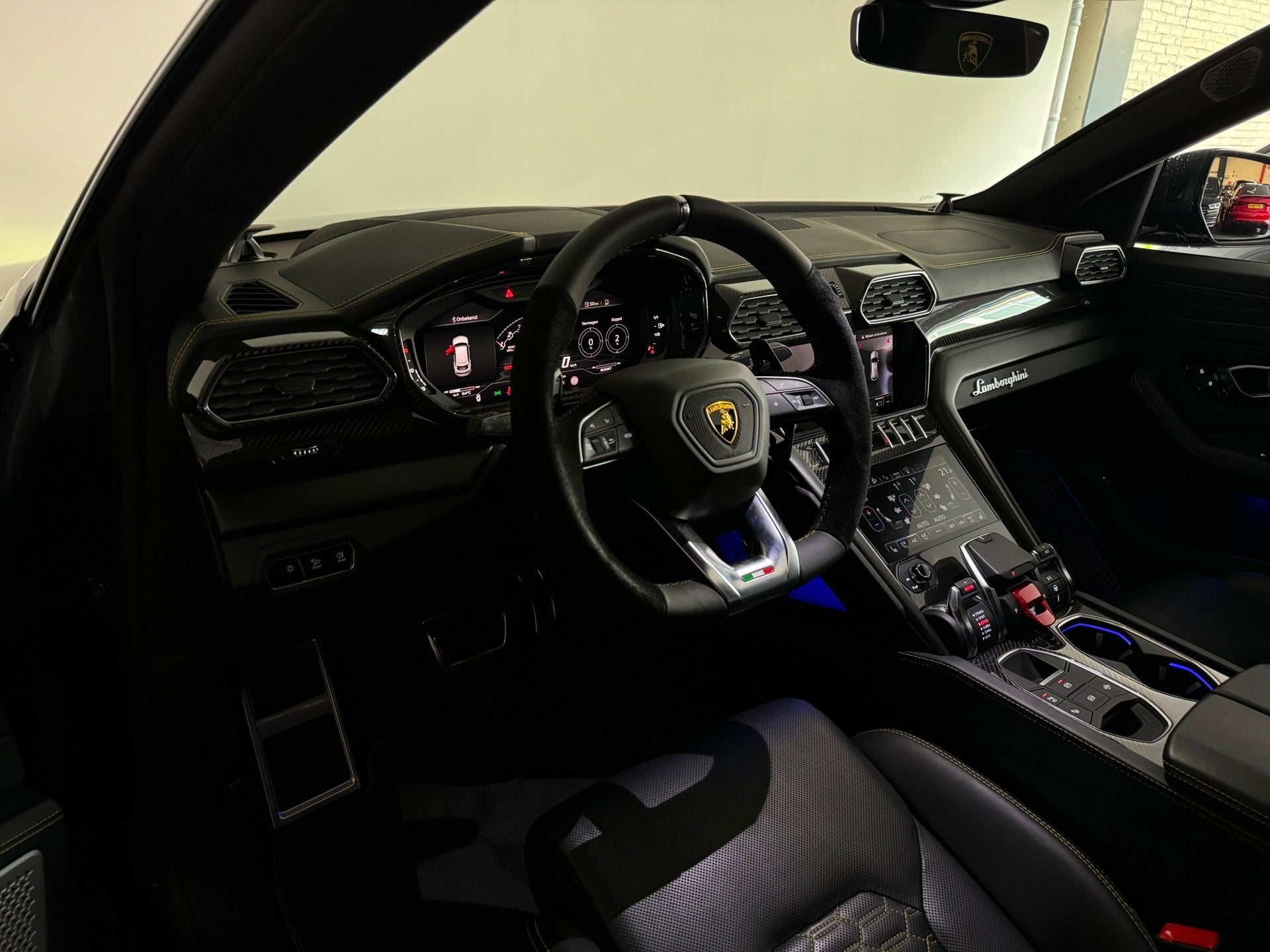 Lamborghini Urus 4.0 V8 Pano|Carbon|B&O 3D|Massage|Memory, Auto's, Automaat, Dealer onderhouden, Urus, Gebruikt