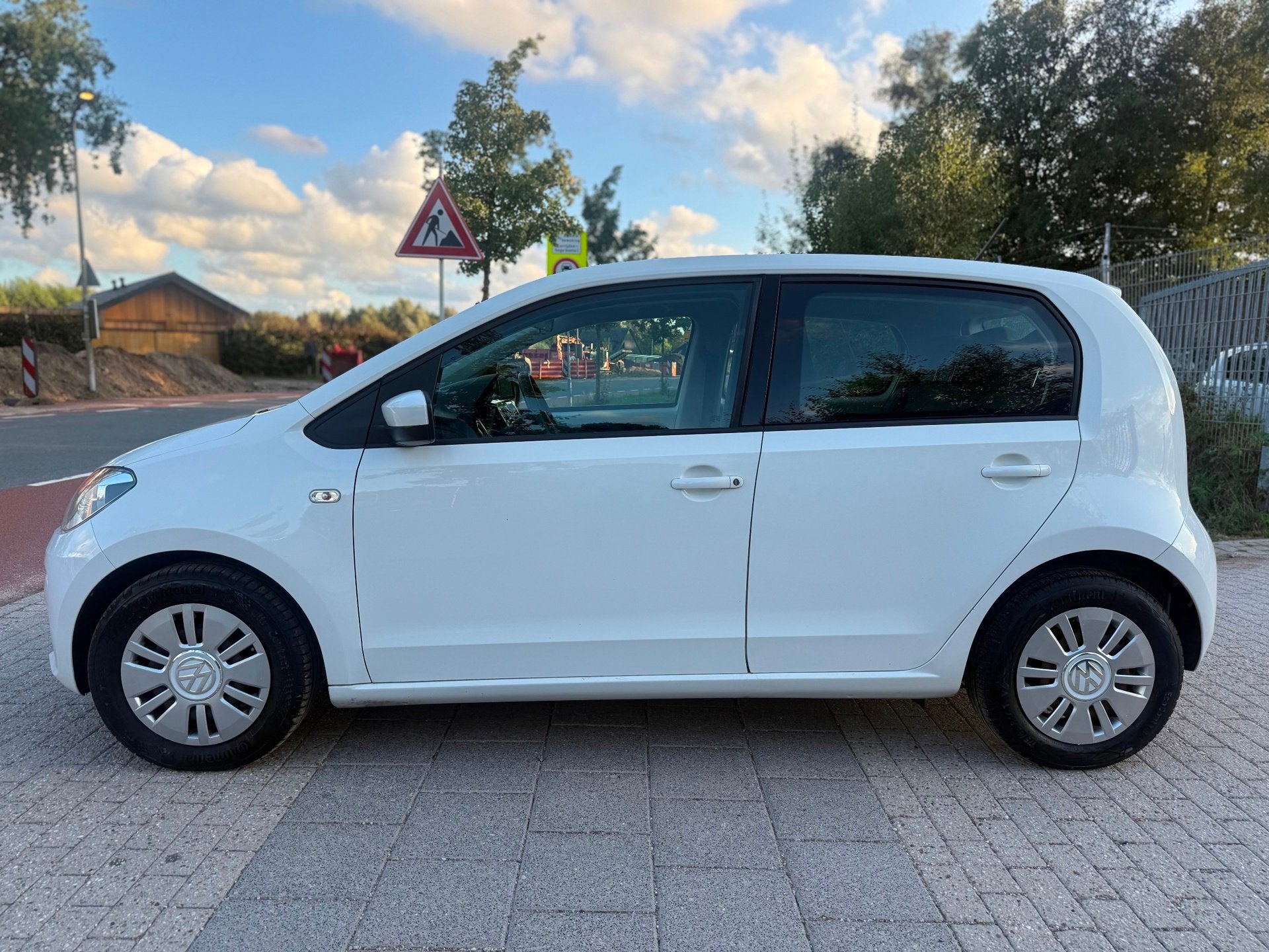 Volkswagen Up! 1.0 move up! BlueMotion AIRCO CRUISE NAVI, Voorwielaandrijving, Gebruikt, 840 kg, Wit