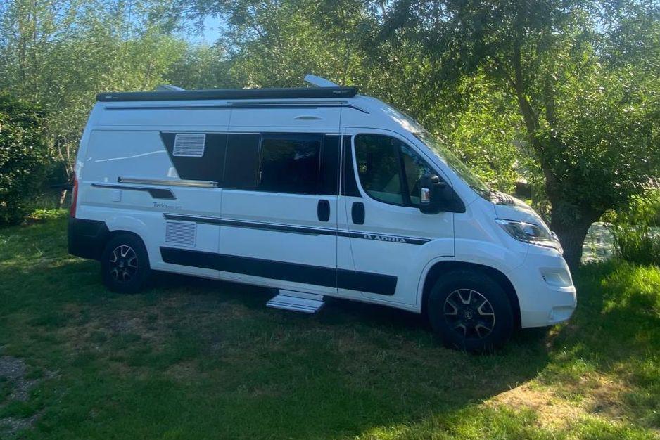 Adria Twin 600SPT | 2018 | 55d km | Vastbed | douche-toilet, Airbags, Buscamper of Camperbus, Ringverwarming, Tot en met 3