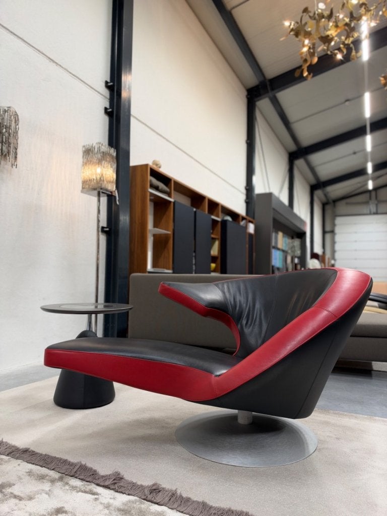 Als nieuw Leolux Parabolica Draai fauteuil zwart rood design, Leolux, Info@leolux.nl, Leer, Ophalen of Verzenden