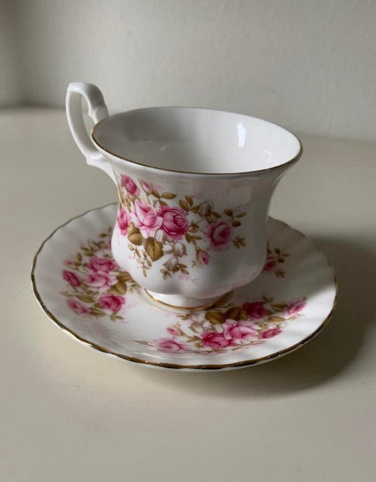 ROYAL ALBERT kop&schotel damesmodel - - nieuw, Verzamelen, Ophalen of Verzenden, Zo goed als nieuw, Porselein, Kop en/of schotel