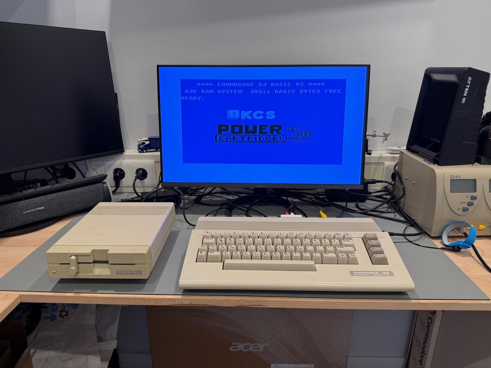 Commodore C64C met 1541 II Floppydrive en KCS Powercartridge, Computers en Software, Ophalen of Verzenden