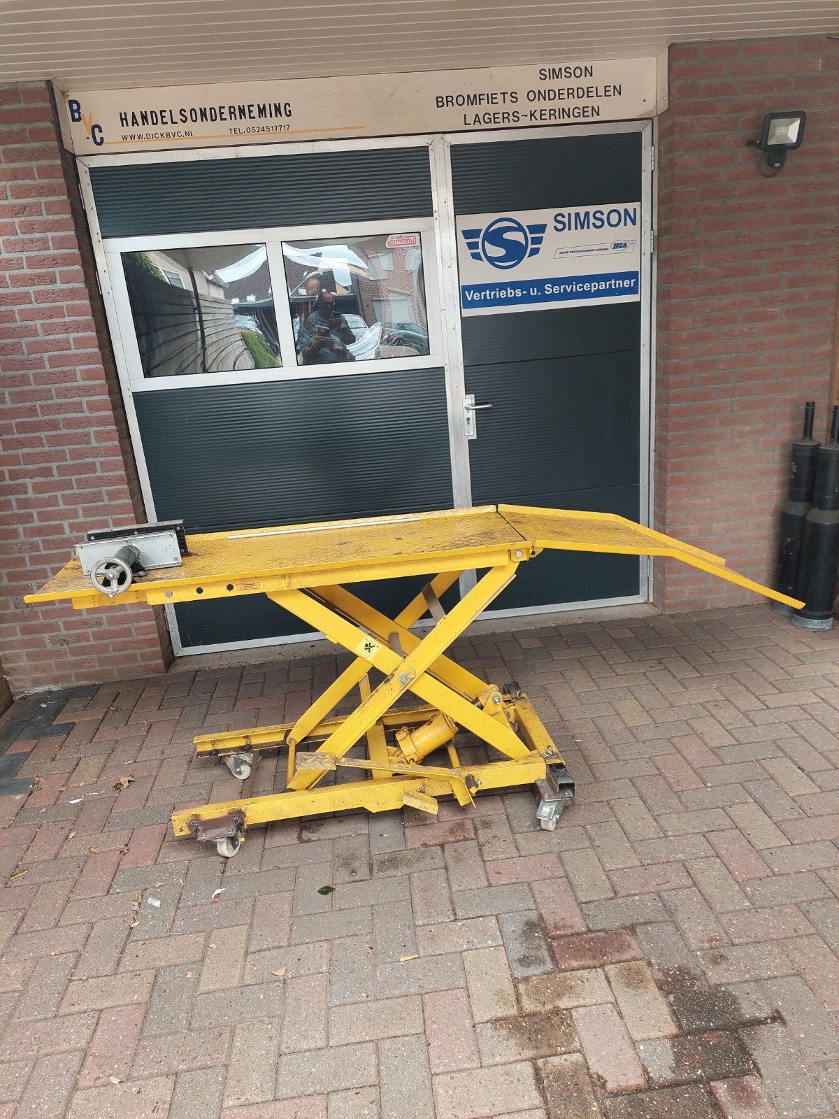 Motorfiets Hefbrug - Gele Schaarheftafel met Wielen, Ophalen