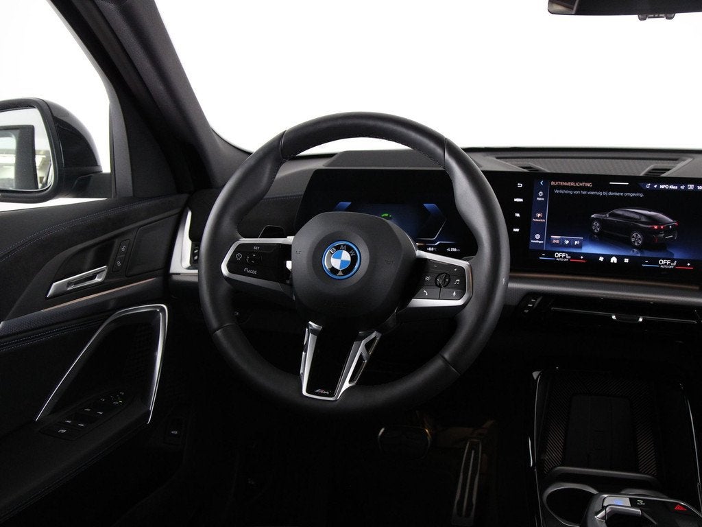 BMW iX2 xDrive30 67 kWh M Sport Edition (bj 2025, automaat), Auto's, BMW, Automaat, Automatische klimaatregeling, Zwart, Met garantie (alle)