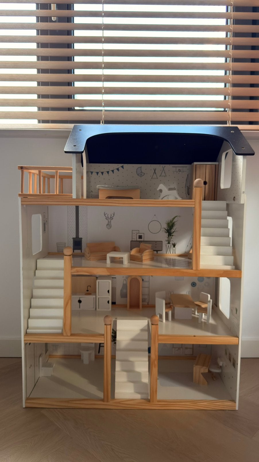 XL Houten Poppenhuis 'La Maison d'Amélie' met 19 Meubels, Ophalen, Zo goed als nieuw, Poppenhuis