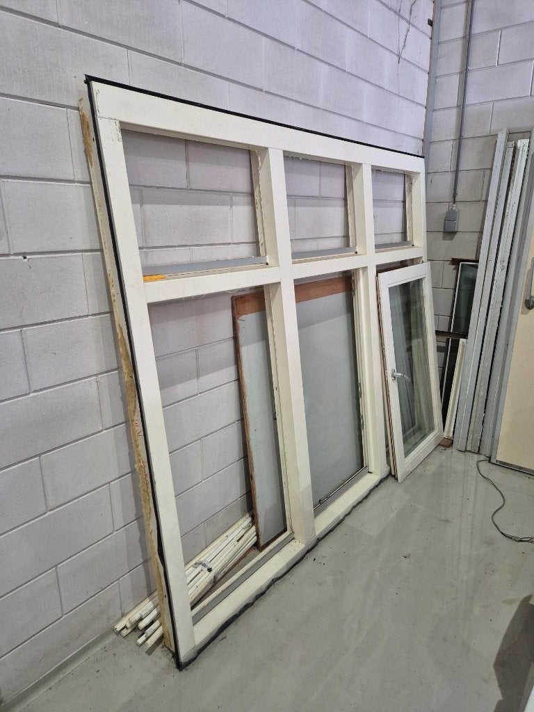 Groot hardhouten raamkozijn met dubbel glas 235cm x187cm, Ophalen, Gebruikt, 150 tot 225 cm, Inclusief glas