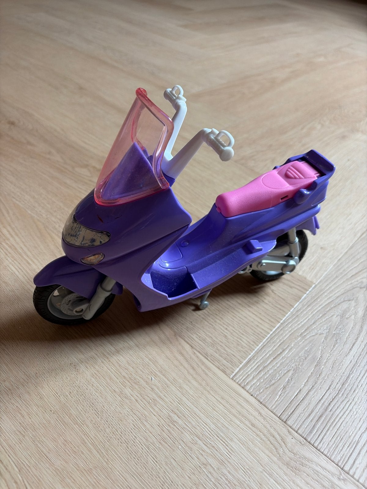 Barbie Scooter - Paars met roze zitting, Ophalen of Verzenden, Gebruikt