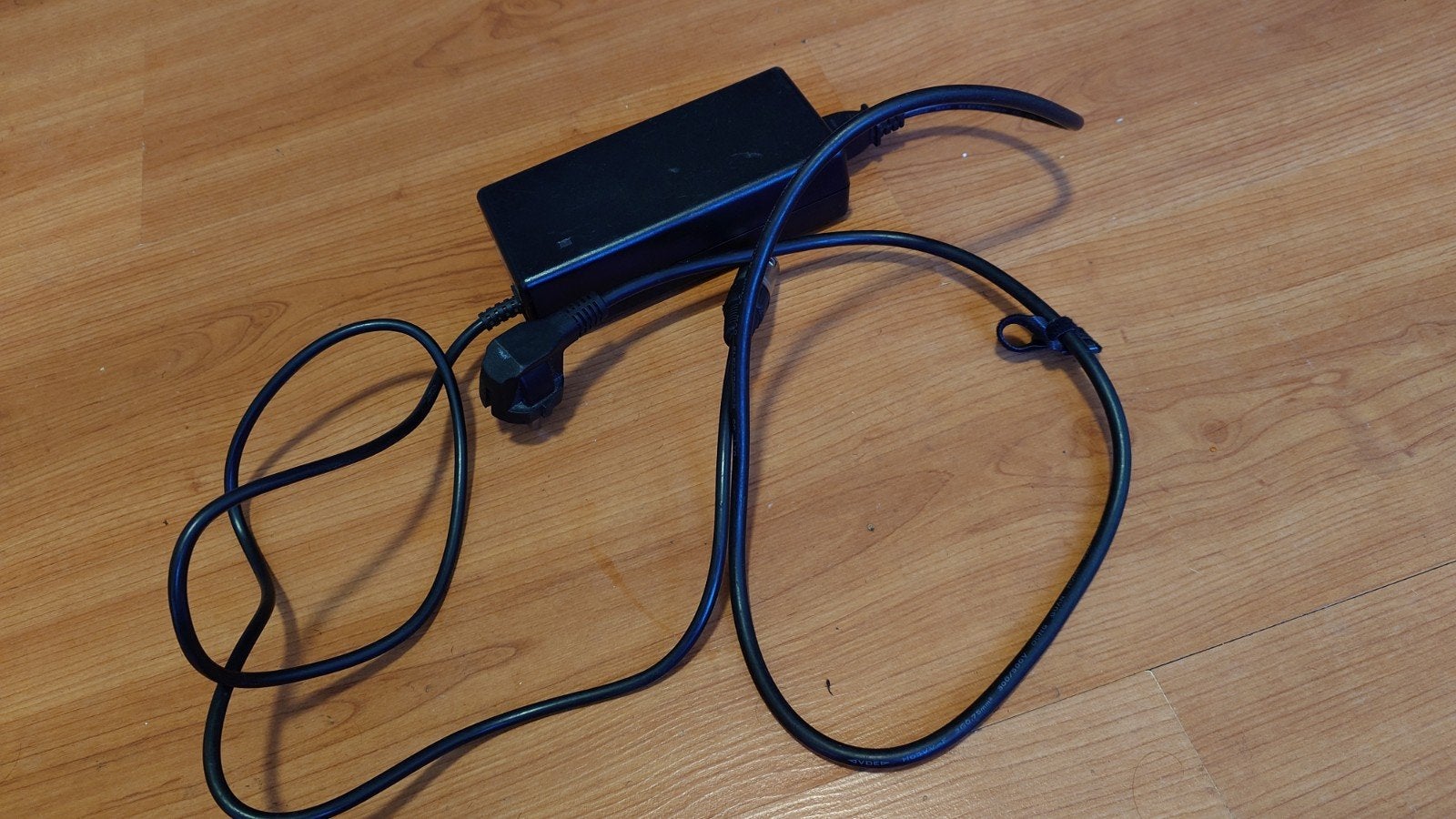 SANS E-bike Acculader 36V / 42V 2.0A (5-pins), Zo goed als nieuw