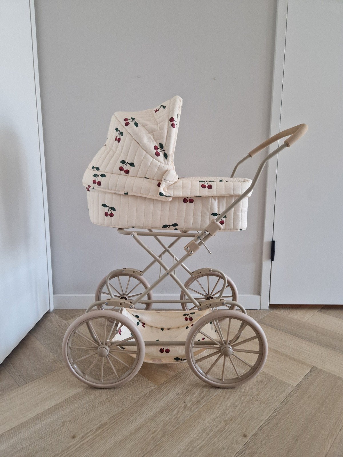 Konges Sløjd Poppenwagen Kersenprint, Ophalen, Zo goed als nieuw, Babypop