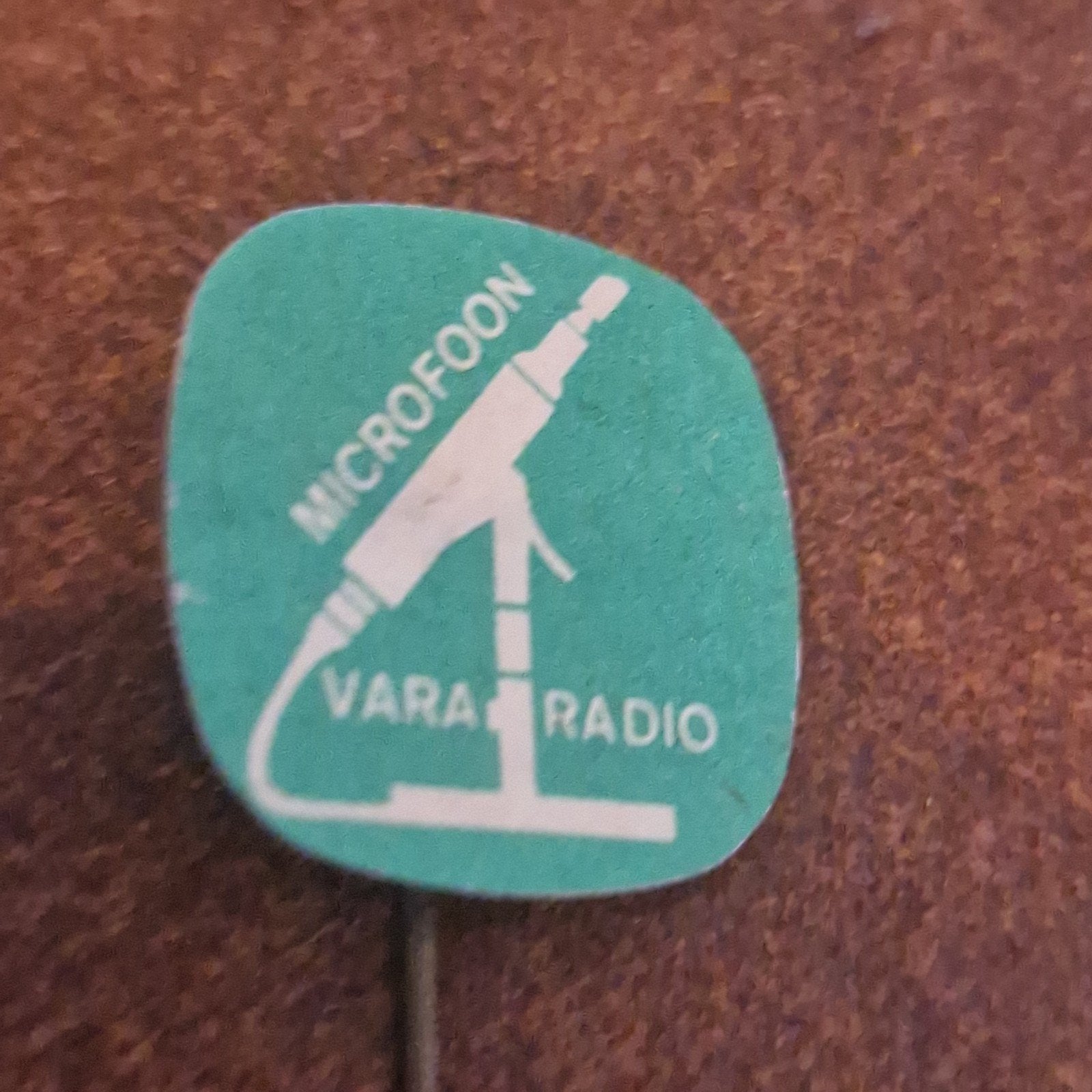 speldje Microfoon, Verzamelen, Speldjes, Pins en Buttons, Ophalen of Verzenden, Zo goed als nieuw, Merk