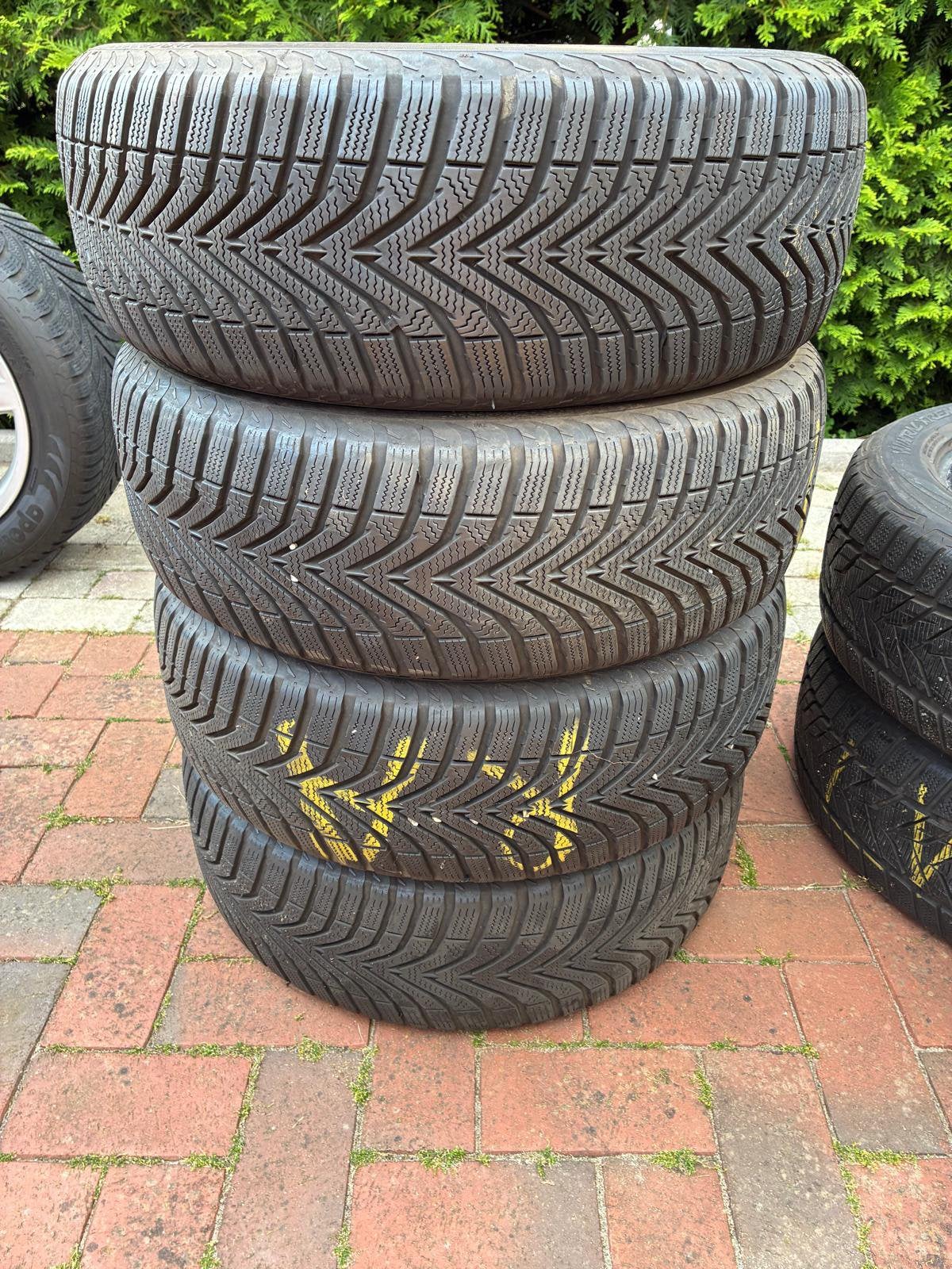 Partij winterbanden 16"en17"-12 banden totaal 6-7mm, Ophalen
