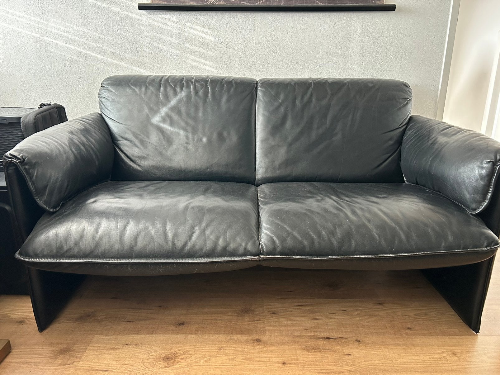 Te koop: zwart leren Leolux bank te koop, Ophalen, Gebruikt, Minder dan 75 cm, Tweepersoons
